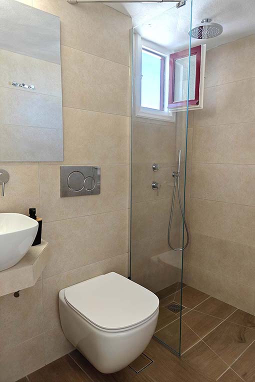 Badezimmer eines Dreibettzimmers