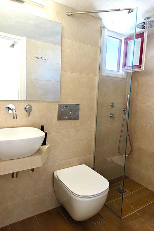 Badezimmer eines Dreibettzimmers